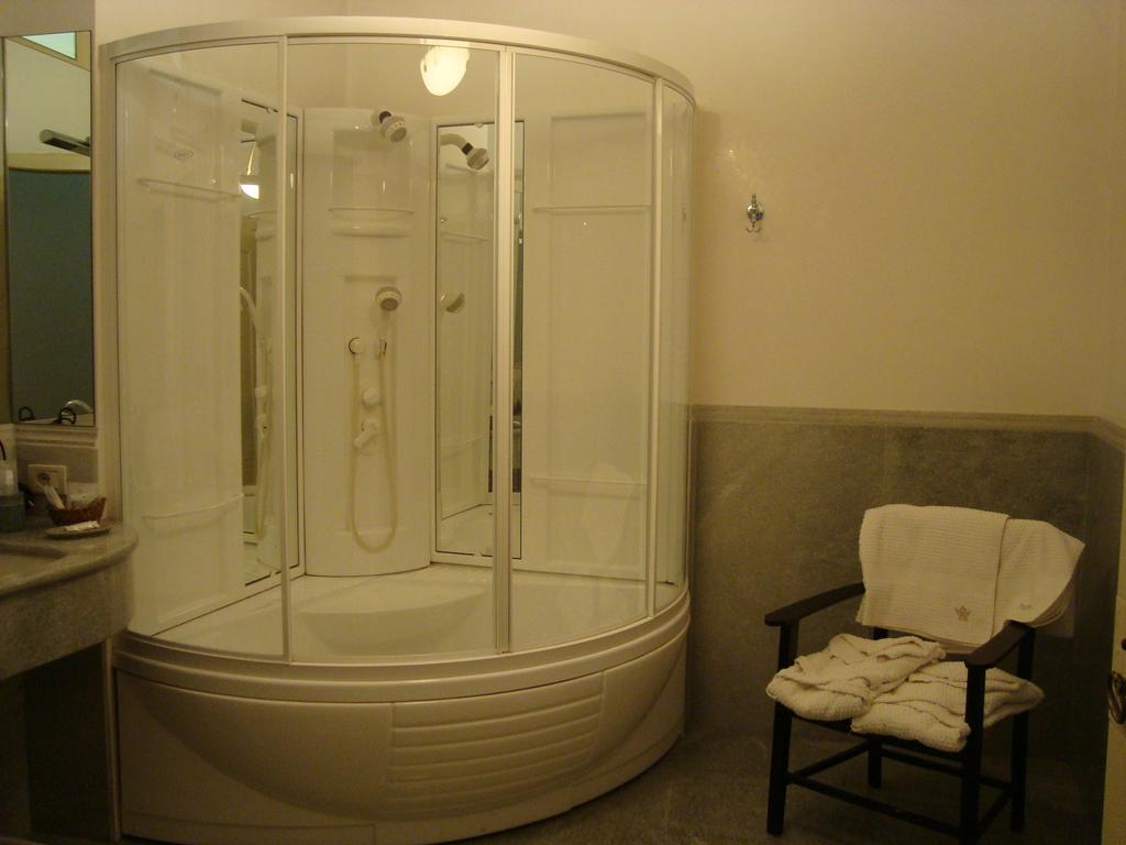 Hotel Castello Degli Angeli Carobbio degli Angeli Zimmer foto
